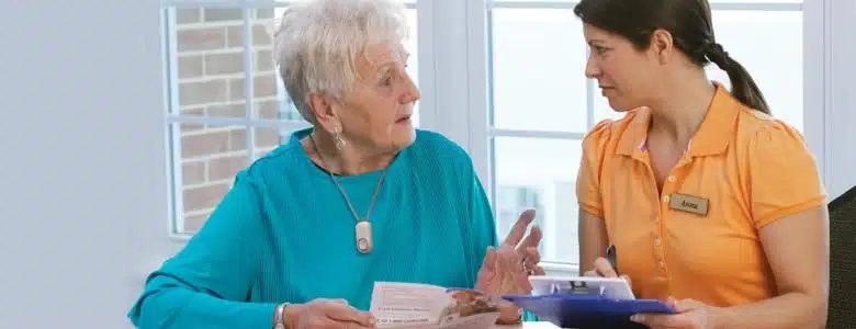 Comment choisir le système d’alerte médicale qui convient pour les personnes âgées