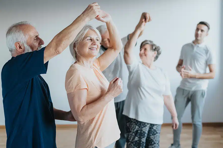 Des couples âgés qui suivent des cours de danse