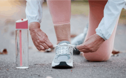 Comment rester actif avec l’âge : Choisir les bonnes chaussures de marche