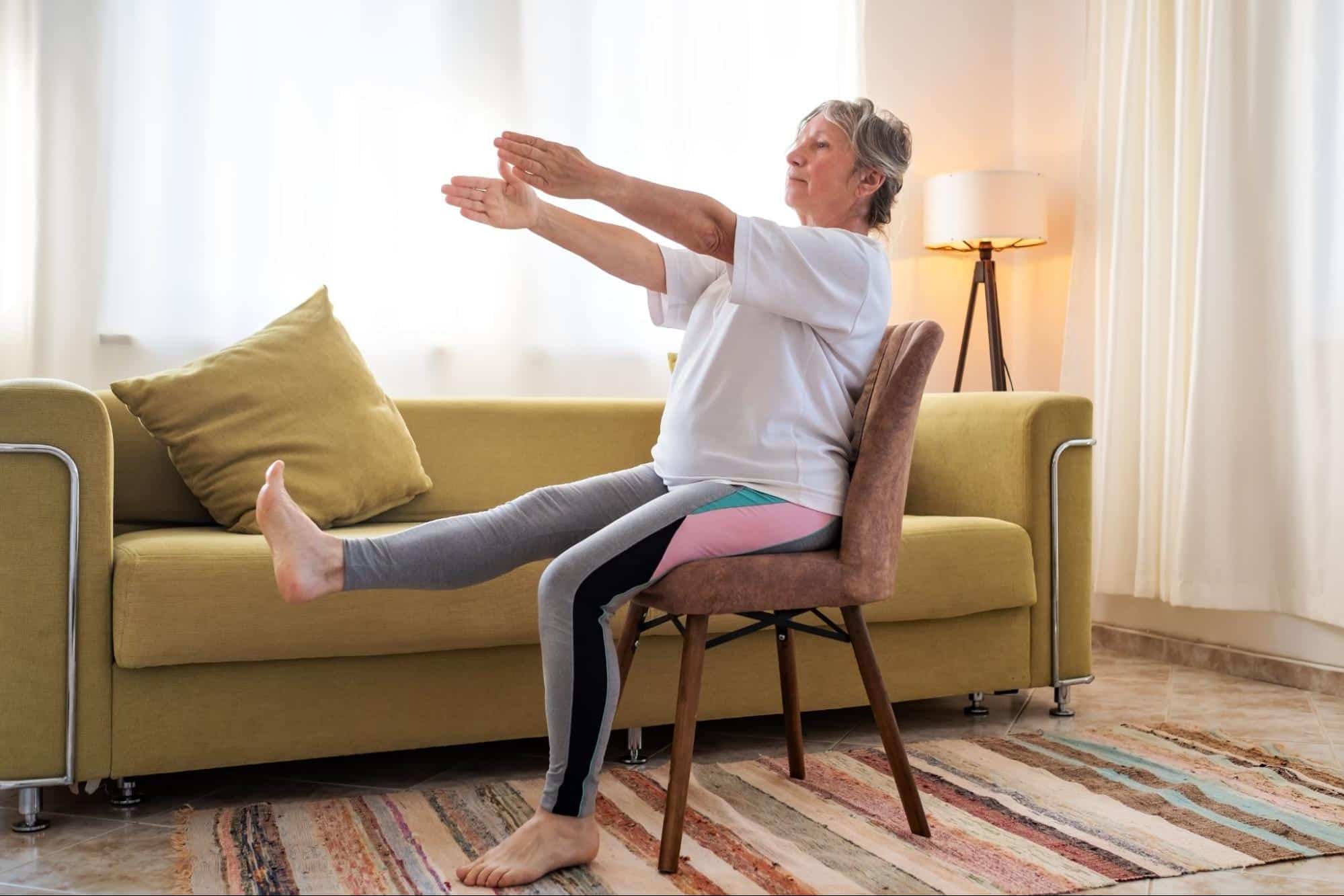 Les personnes âgées font de l'exercice en position assise