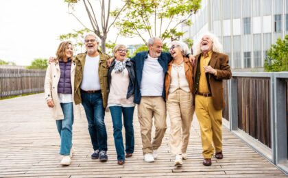 Maintenir une vie sociale à la retraite : des moyens pour rester facilement en contact